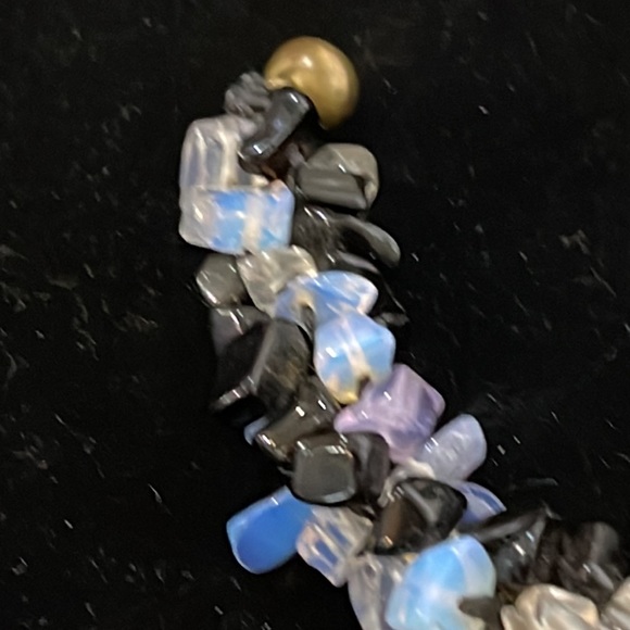 Beautiful opalescent chips mixed with onyx clear quartz crystal bracelet - Picture 9 of 10